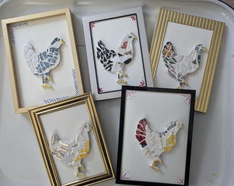 Peut inclure: Cinq œuvres d'art en mosaïque encadrées représentant des poulets. Chaque poulet est composé de carreaux de mosaïque colorés, avec des styles de cadres et des motifs de carreaux variés. Les cadres sont dorés, noirs et en bois clair, sur un plateau blanc.