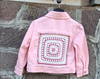 Veste en jean rose bébé garçon à franges en crochet et coton GRANNY SQUARE 4 saisons, été, hiver, automne et printemps