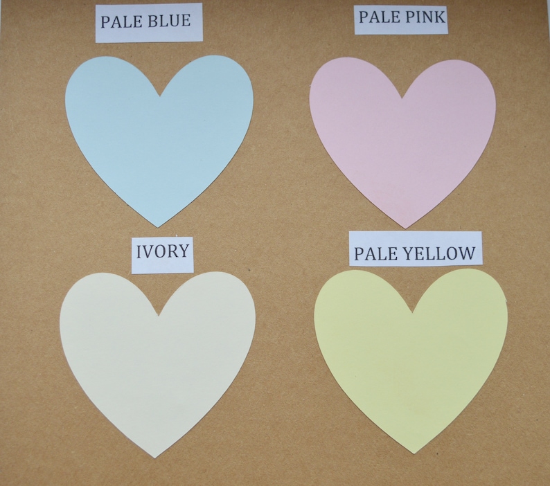 Puede incluir: Cuatro muestras de papel en forma de coraz&oacute;n en azul p&aacute;lido, rosa p&aacute;lido, marfil y amarillo p&aacute;lido. Los colores est&aacute;n etiquetados como "Pale Blue", "Pale Pink", "Ivory" y "Pale Yellow".