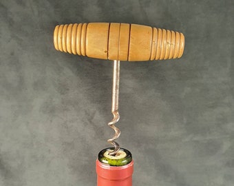 EL ARTE DEL VINO | Sacacorchos antiguo con mango de madera torneado tipo barril y mecha de cola de cerdo |  Francia 1950