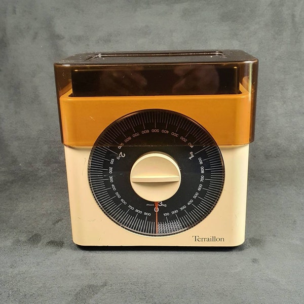TERRAILLON | Vintage beige TERRAILLON mechanical scale that can weigh up to 3 kg | designed by Marco Zanuso | Made in France 1970