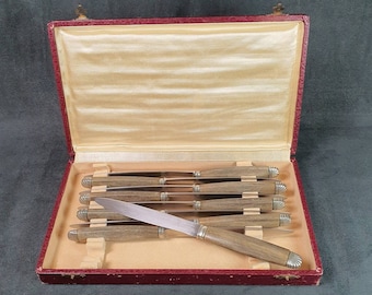 Juego de 9 cuchillos de mesa con mango de madera estilo Luis XVI en su caja original |  Cubiertos franceses de 1930