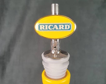 RICARD | Bec verseur publicitaire avec bouchon plastique en métal avec logo RICARD sur plaque émaillée jaune et bleu | Barware  vintage 1970