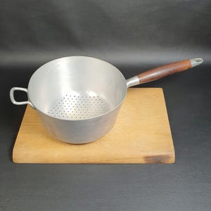 TOURNUS 20 | Vintage aluminum kitchen strainer with burgundy bakelite handle | Diameter: 20 cm | Kitchen Made in France 1950