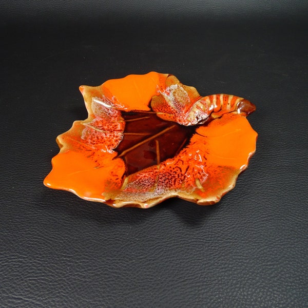 VALLAURIS | Petit vide-poche en céramique  de Vallauris en forme de feuille orange et marron avec une petite  chenille | Made in France 1950