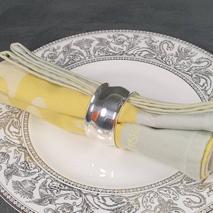 D. CREGUT Paris | Tonneau-shaped napkin ring in silver metal Goldsmith Daniel CREGUT Paris | Tableware Made in France 2000