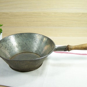 Old tin colander with wooden handle vintage kitchen | Diameter: 7.5