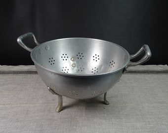 SFMO 23 | Vintage colander on tripod legs with 2 riveted aluminum handles | Diameter: 9 inch | Kitchen Made in France 1950
