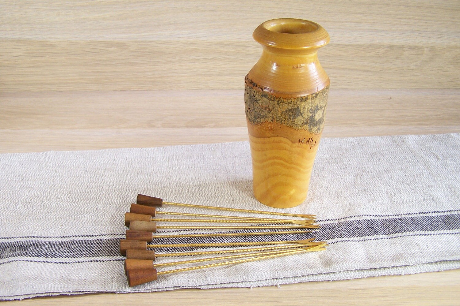 9 Piques à Cocktail Métal Doré Embout Bois Dans Vase en Tourné Vintage France 1970