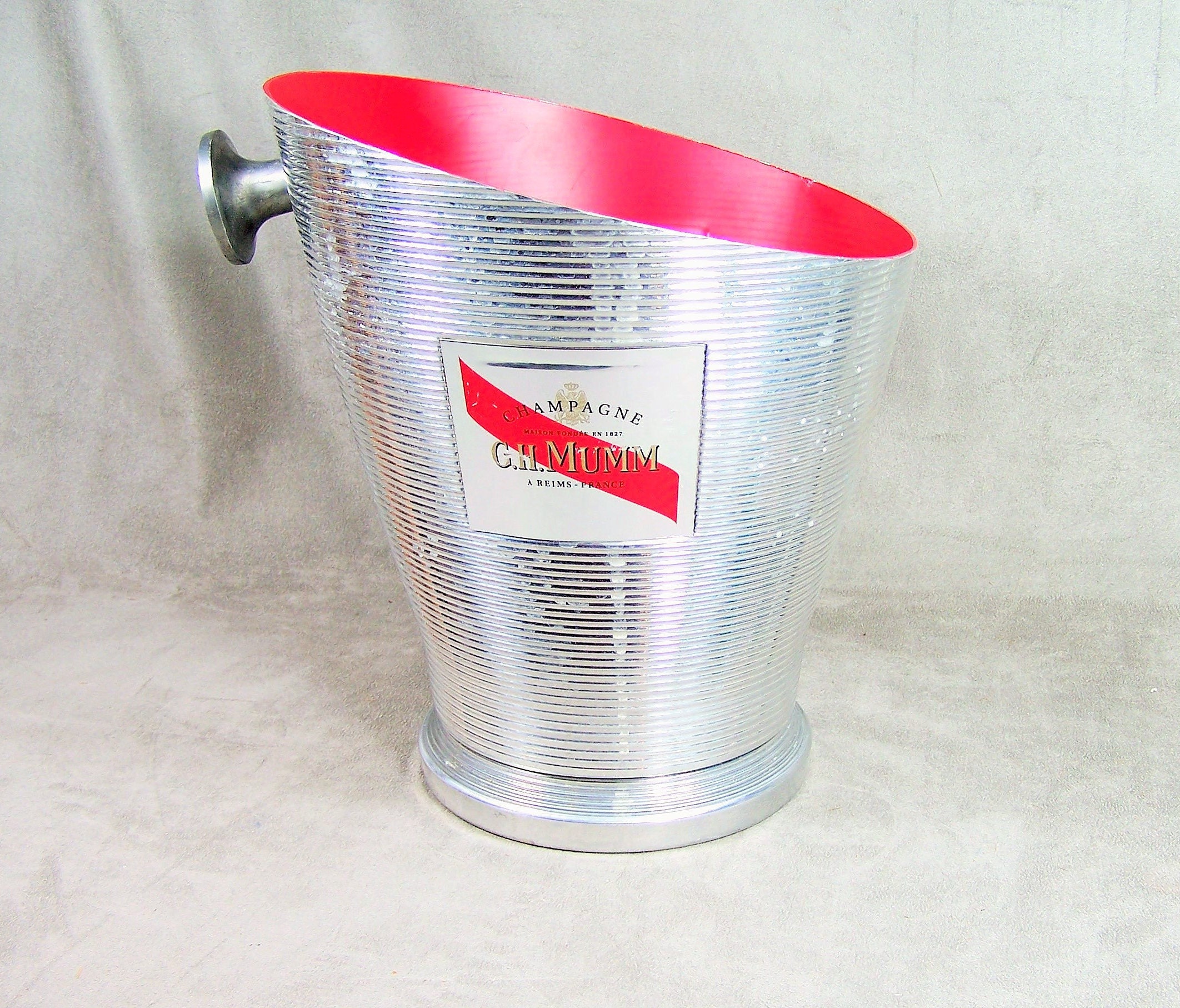 Seau à Champagne G.h. Mumm avec Étiquette Cordon Rouge Aluminium Ondulé France et 1 Poignée Bouton V