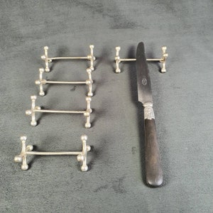 Set mit 5 großen, kugelförmigen Messerbänken aus silbernem Metall, hergestellt in den 70er Jahren | Französisches Vintage-Geschirr 1970