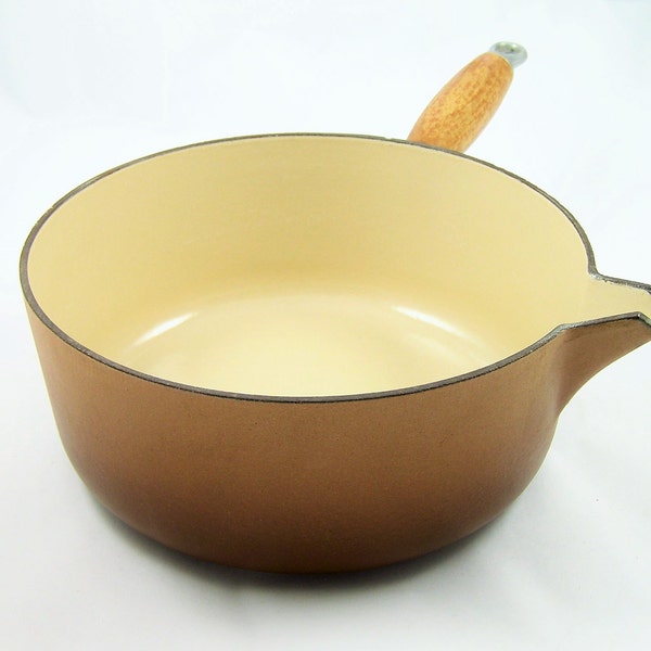 LE CREUSET 22 - pan and spout cast iron brown with teak handle | diameter 8.6" | Vintage Kitchen Made in France 1970