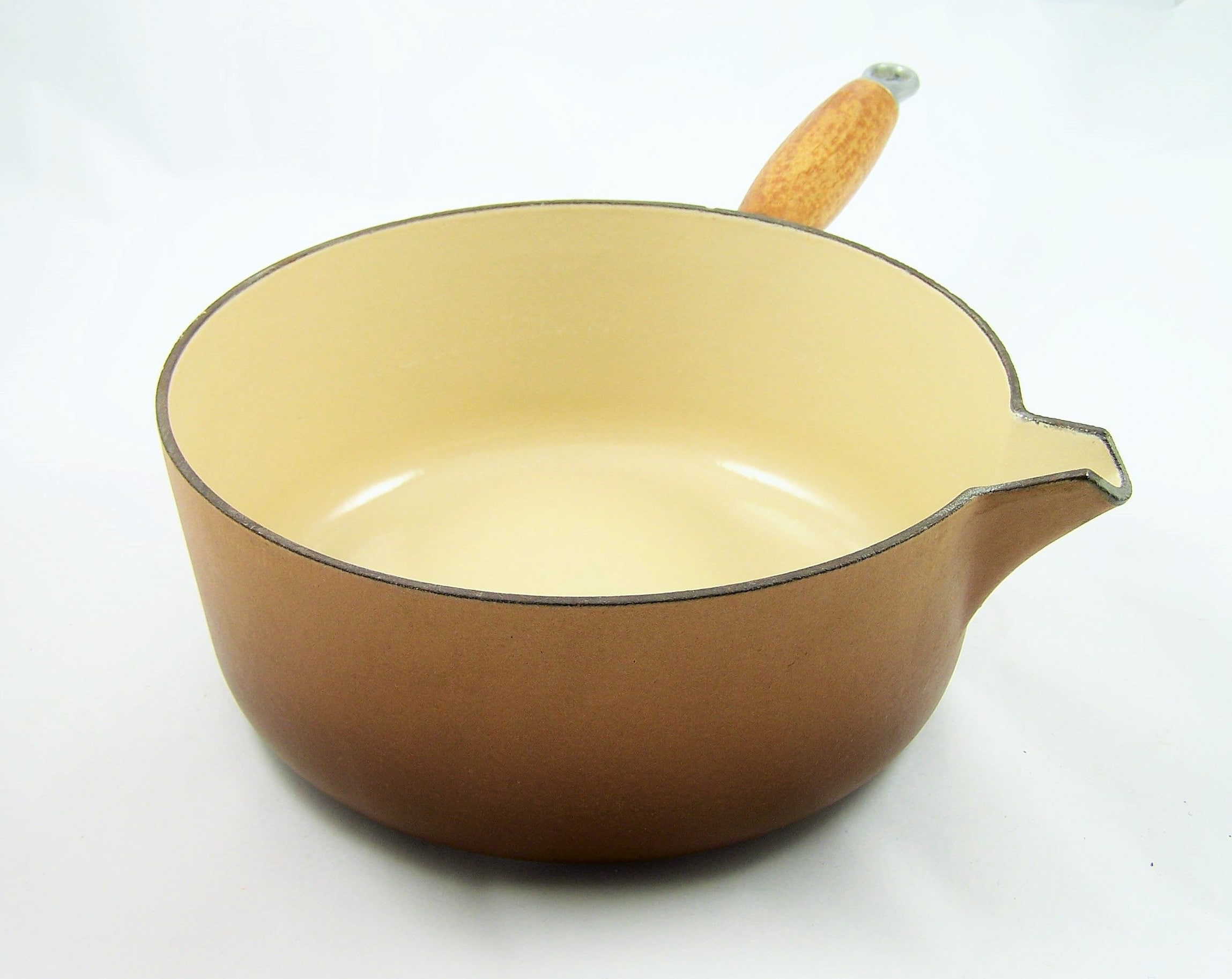 Casserole Le Creuset avec Bec Verseur en Fonte Marron et Manche Teck | Diamètre 22 cm Vintage Made i