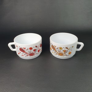 ARCOPLE | 2 large cups in white opaline glass Arcopale with assorted vintage decorations 1970 | Vintage Tableware Made in France 1970
