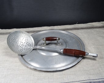 Großer 30-cm-Topfdeckel und Aluminium-Skimmer mit rotem Bakelit-Griff mit Haken | Küchendekoration Frankreich 1950