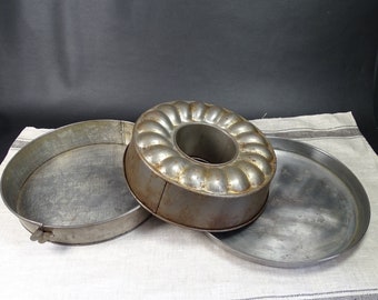 Lot de 3 anciens grands Moules  à gâteaux en  tôle d'acier  | Diamètres 28.5 / 26.5 / 24 cm | Cuisine française Vintage 1960