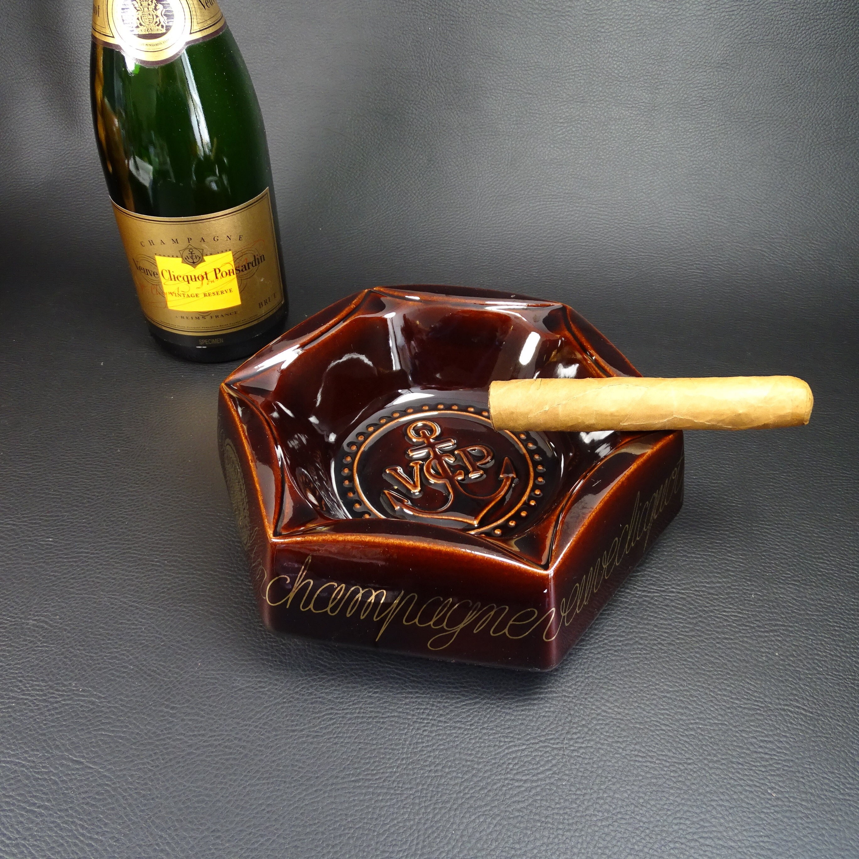 Veuve Clicquot 陶器製 アッシュトレイ（灰皿） Veuve Clicquot 陶器製 アッシュトレイ（灰皿） Veuve Clicquot 陶器製