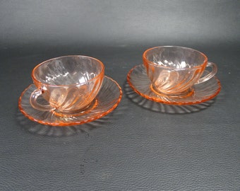 ARCOROC |  2 tazze con piattini in vetro rosa trasparente del marchio ARCOROC Servizio Rosaline | Prodotto in Francia, annata 1970
