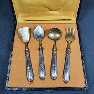 Antik petit four- eller godisservis med silverhandtag, förvarad i sitt ursprungliga svarta fodral | Franskt porslin, 1930-talet