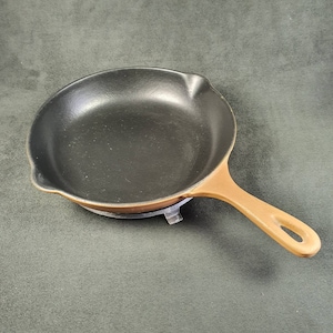 LE CREUSET FRANCE D23 | Brown enameled cast iron skillet with 1 handle and 2 spouts | Diameter 9in | Made in France vintage 1960