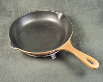 LE CREUSET FRANCE D23 | Brown enameled cast iron skillet with 1 handle and 2 spouts | Diameter 9in | Made in France vintage 1960