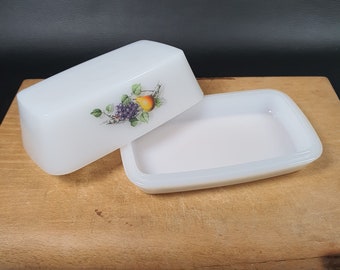 ARCOPAL | Vintage butter dish in white opal glass with grape and pear decor with lid | Brand ARCOPAL | Tableware France vintage 1970