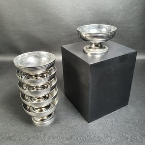 EDELSTAHL | 6 kleine Eis- oder Dessertschalen aus Edelstahl mit tulpenförmigen Stielen und zweizeiligem Dekor | Geschirr Made in France 1960