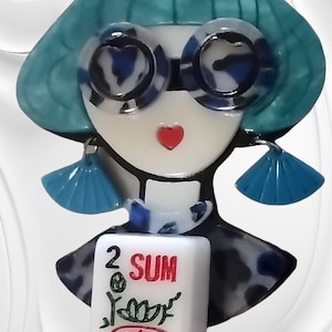 Broche de dama de Mahjongg con impresionante cabello azul y una ficha de Mahjongg a tu elección.