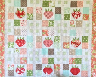 Patrón de edredón con estampado de fresas frescas en papel impreso: 2 tamaños: para colgar en la pared o camino de mesa