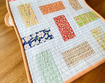 Camino de mesa con patrón de colcha en papel impreso Garden Path - Charm Pack