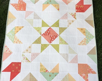 Patrón de papel impreso para una encantadora colcha de granero (2 tamaños): compatible con paquetes de telas precortadas.