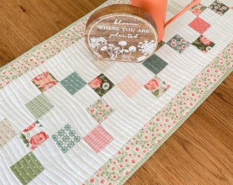 Mini Charm Fun Daisy Runner PAPEL IMPRESO Patrón de acolchado: Charm Pack Camino de mesa