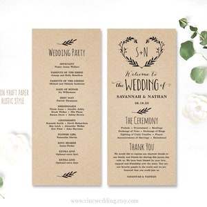 Könnte beinhalten: Ein Hochzeitsprogramm, das auf Kraftpapier gedruckt ist und ein rustikales Design hat. Das Programm enthält die Hochzeitsgesellschaft, die Reihenfolge der Zeremonie und eine Dankesbotschaft des Brautpaares. Das Programm zeigt ein Herz mit den Initialen "S+N" und einen Blumenkranz.