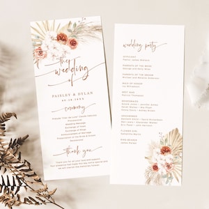 Peut inclure: Programme de cérémonie de mariage avec un motif floral composé de fleurs blanches et orange, de feuilles de palmier et de pampas. Le programme liste la fête de mariage, les détails de la cérémonie et un message de remerciement.