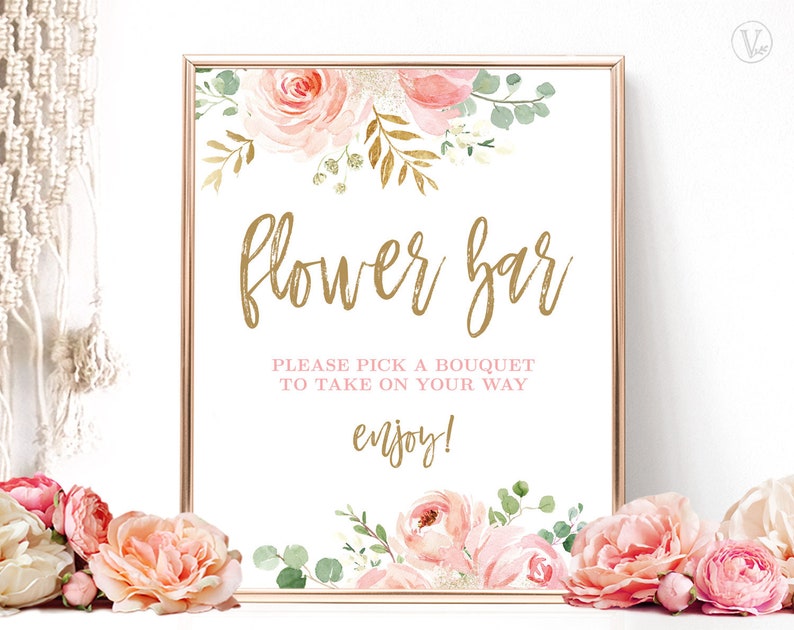 Puede incluir: Un cartel imprimible con marco dorado y borde floral. El cartel dice "flower bar" en escritura dorada y "Please pick a bouquet to take on your way enjoy!" en escritura rosa.