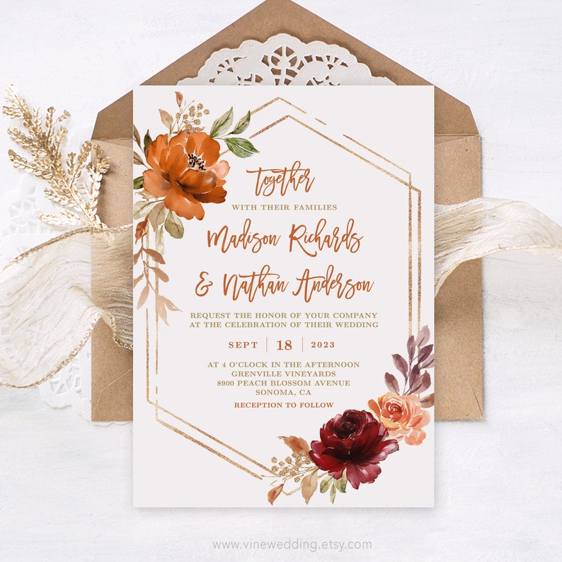 Puede incluir: Una invitaci&oacute;n de boda con un marco geom&eacute;trico dorado y detalles florales en tonos naranja, rojo y dorado. El texto dice "Juntos con sus familias Madison Richards & Nathan Anderson" e incluye la fecha, la hora y el lugar de la boda.
