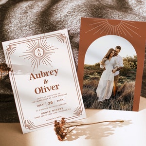 Peut inclure: Faire-part de mariage avec les noms "Aubrey & Oliver", la date du "30 juillet 202X" et les d&eacute;tails du lieu. Une carte photo montre un couple s'embrassant. Le design comprend des accents de soleil et g&eacute;om&eacute;triques.