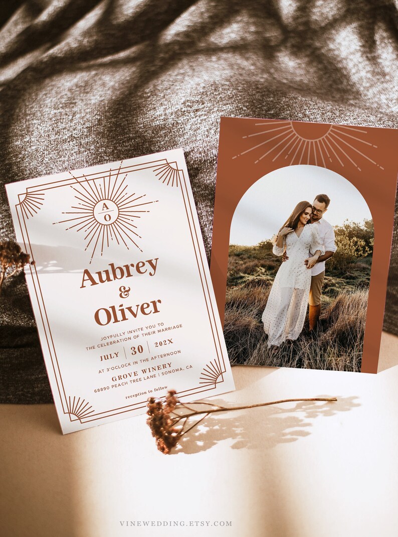 Peut inclure: Faire-part de mariage avec les noms "Aubrey & Oliver", la date du "30 juillet 202X" et les d&eacute;tails du lieu. Une carte photo montre un couple s'embrassant. Le design comprend des accents de soleil et g&eacute;om&eacute;triques.