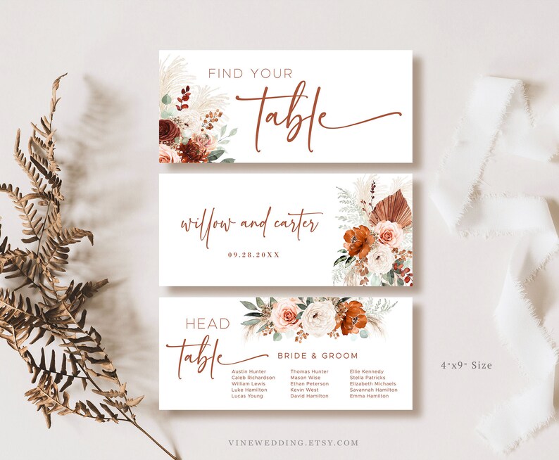 Puede incluir: Tres tarjetas de mesa imprimibles para una recepci&oacute;n de boda. La tarjeta superior dice "Encuentra tu mesa" con un dise&ntilde;o floral. La tarjeta del medio dice "Willow y Carter 09.28.20XX" con un dise&ntilde;o floral. La tarjeta inferior dice "Mesa principal" con un dise&ntilde;o floral y una lista de nombres para la mesa de la novia y el novio. Las tarjetas miden 10,16 cm por 22,86 cm.