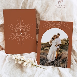 Peut inclure: Invitation de mariage terracotta avec un motif de soleil et des initiales. L'invitation pr&eacute;sente une photo d'un couple et le texte "Two Back Side Options". L'adresse du site Web "VINEDDING.ETSY.COM" est en bas.