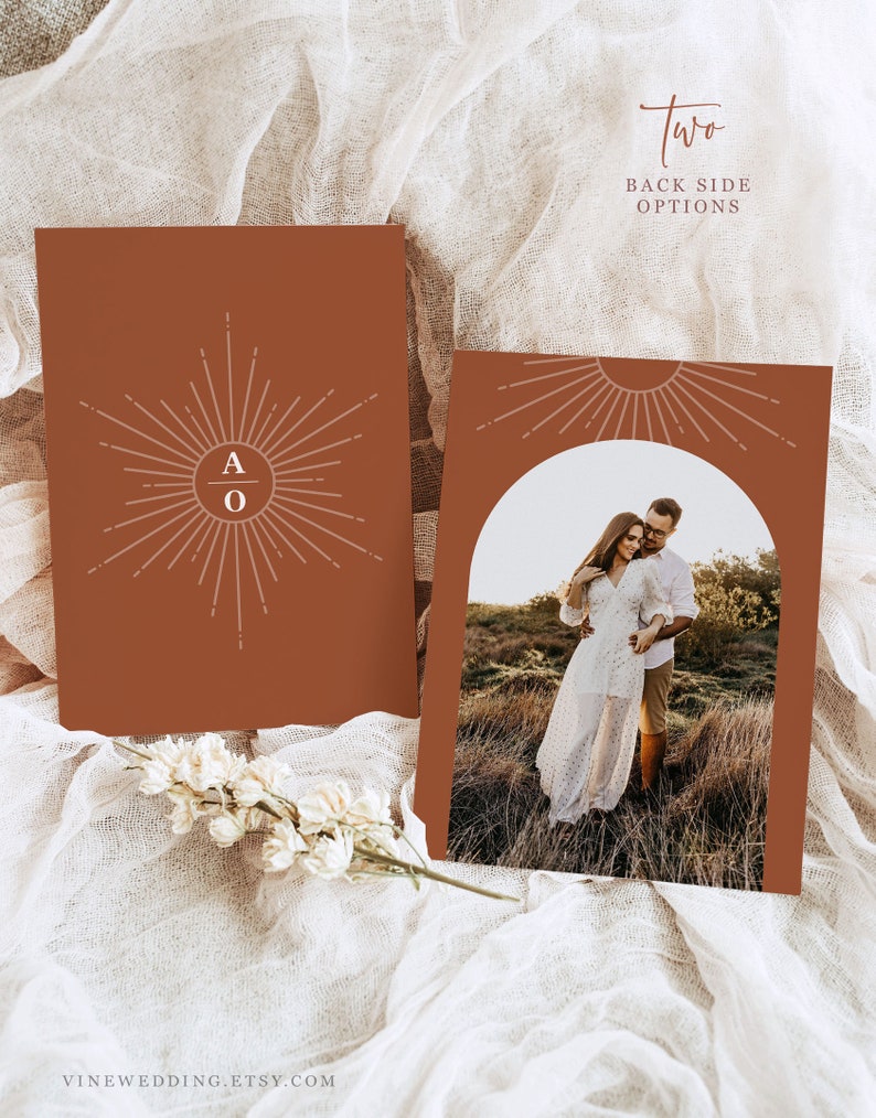 Peut inclure: Invitation de mariage terracotta avec un motif de soleil et des initiales. L'invitation pr&eacute;sente une photo d'un couple et le texte "Two Back Side Options". L'adresse du site Web "VINEDDING.ETSY.COM" est en bas.