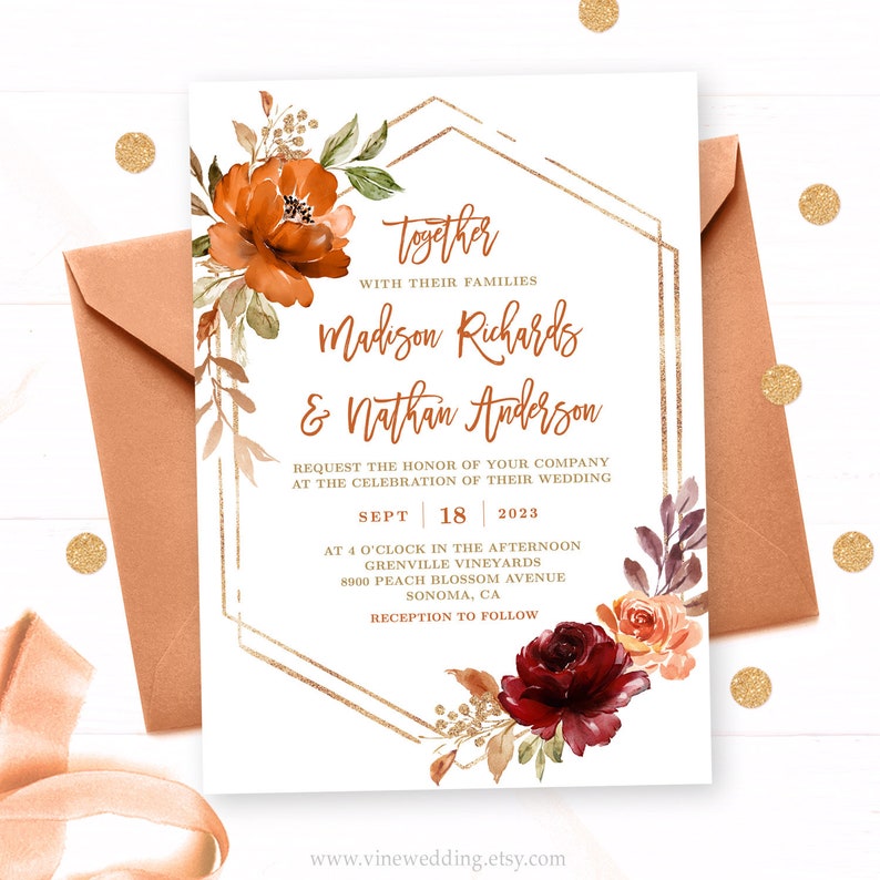 Puede incluir: Una invitaci&oacute;n de boda con un marco geom&eacute;trico dorado y detalles florales en tonos naranja, rojo y burdeos. El texto dice "Juntos con sus familias Madison Richards & Nathan Anderson" e incluye la fecha, la hora y el lugar de la boda.