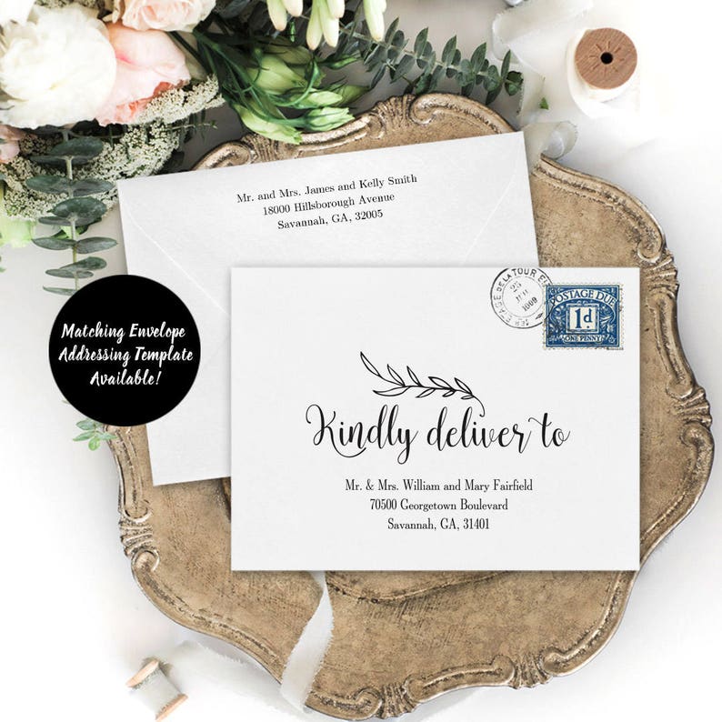 K&ouml;nnte beinhalten: Ein wei&szlig;er Umschlag mit einer schwarzen handschriftlichen Aufschrift, die "Kindly deliver to" lautet, gefolgt von einem Namen und einer Adresse. Der Umschlag hat eine alte Briefmarke mit dem Text "Postage Due 1d" und ein kleines Blumenmuster.