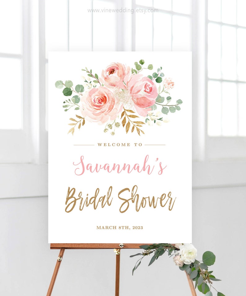 Peut inclure: Une pancarte de bienvenue pour une f&ecirc;te de mariage avec un design floral compos&eacute; de roses roses et d'accents dor&eacute;s. Le texte indique "Bienvenue &agrave; Savannah's Bridal Shower le 8 mars 2023".