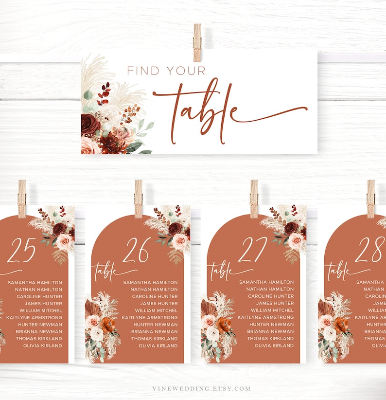 Puede incluir: Conjunto de cuatro tarjetas de n&uacute;mero de mesa de color terracota con un dise&ntilde;o floral. Cada tarjeta presenta un n&uacute;mero de mesa diferente, del 25 al 28, y una lista de nombres para cada mesa. Las tarjetas tienen una forma de arco redondeado y est&aacute;n decoradas con un arreglo floral de flores burdeos, melocot&oacute;n y blancas, junto con hierba de la pampa beige.