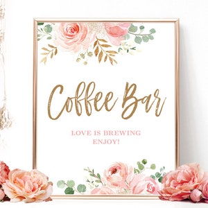 Pode incluir: Um sinal imprimível com um design floral em tons de rosa e dourado. O sinal diz "Coffee Bar" e "Love is Brewing Enjoy!"