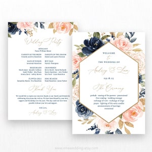 Pode incluir: Programa da cerimônia de casamento com um design floral com flores azul marinho e rosa claro com detalhes dourados. O programa inclui a data do casamento, "Bem-vindos ao casamento de Audrey e Liam", e a ordem da cerimônia.