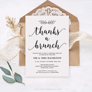 Pode incluir: Um convite branco para um brunch de casamento com texto preto. O convite diz "Thanks a brunch" com um design floral acima do texto. O convite inclui os nomes do casal, a data e hora do evento, o local e as informa&ccedil;&otilde;es de RSVP.