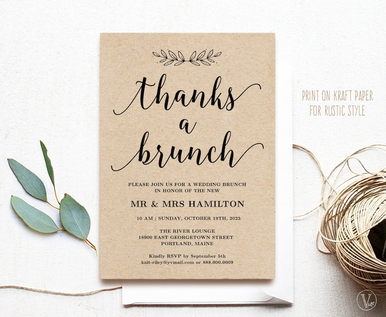 Pode incluir: Um convite r&uacute;stico de cor castanho para um brunch de casamento com uma fonte de letra manuscrita que diz "Thanks a brunch". O convite inclui os nomes "Mr. & Mrs. Hamilton", a data "19 de outubro de 2023", a hora "10:00 AM", o local "The River Lounge" e o endere&ccedil;o "18900 East Georgetown Street, Portland, Maine".