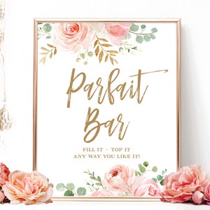 Puede incluir: Un cartel imprimible con un diseño floral en tonos rosas y dorados. El cartel dice "Parfait Bar" y "Llénalo. Cúbrelo. ¡Como quieras!"